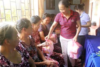 Tặng quà người cao tuổi, trẻ mồ côi ở Trung tâm bảo trợ xã hội 