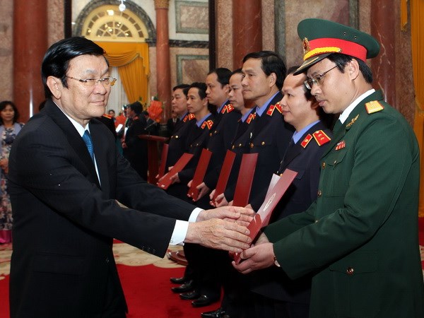 Chủ tịch nước trao quyết định bổ nhiệm kiểm s&aacute;t vi&ecirc;n