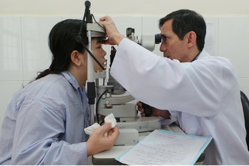 Vụ thầy giáo tạt a xít đồng nghiệp: Các nạn nhân đối diện nguy cơ bị mù