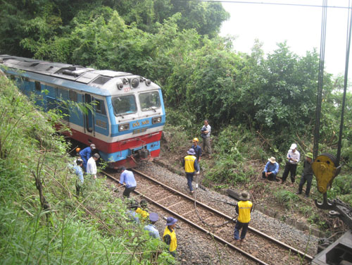 Tàu SE7 trật bánh vì va phải đá