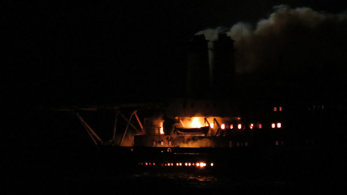 Tàu cẩu 5.000 tấn cháy đỏ trong đêm Vũng Tàu