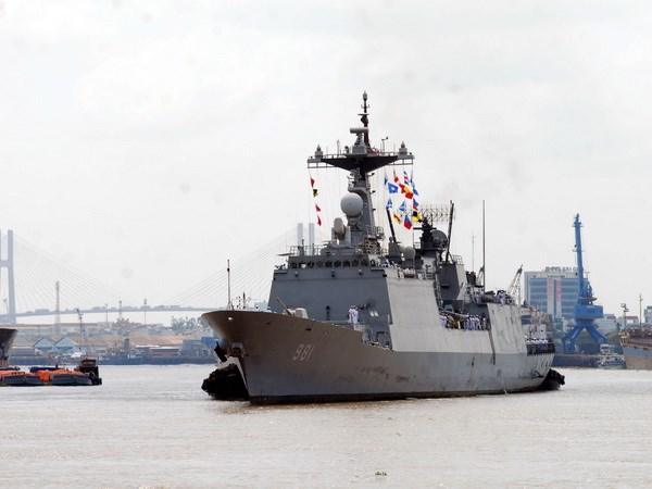 Ch&ugrave;m ảnh t&agrave;u hải qu&acirc;n H&agrave;n Quốc thăm TP. Hồ Ch&iacute; Minh