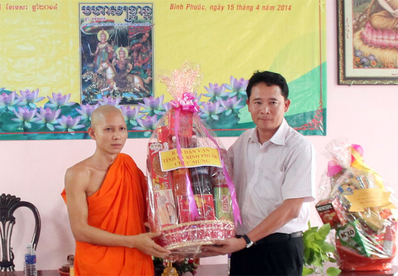 Ban d&acirc;n vận Tỉnh ủy ch&uacute;c tết Chol Chnăm Thm&acirc;y đồng b&agrave;o Khơ me