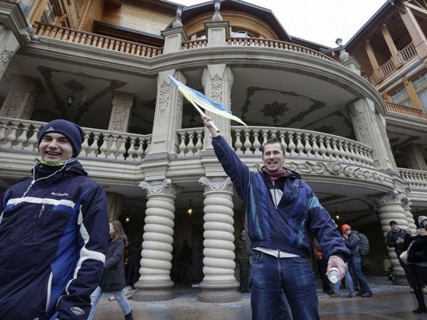 EU nhất trí phong tỏa tài sản sản 18 quan chức Ukraine