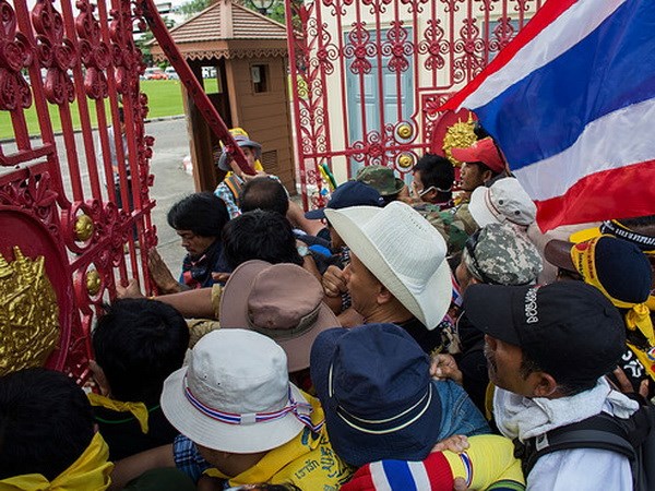 Người biểu tình ở Thái Lan xông vào trụ sở quân đội