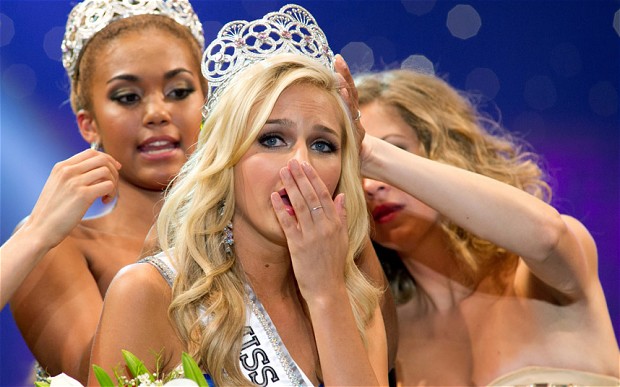 Bắt kẻ trộm ảnh khỏa thân, tống tình Miss Teen USA