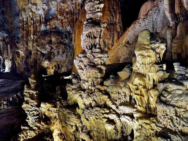 Hà Giang: Huyền ảo dòng thác nhũ hang Đán Pióong