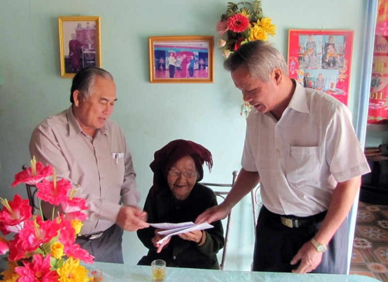 L&atilde;nh đạo tỉnh thăm, ch&uacute;c tết Binh đo&agrave;n 16 v&agrave; c&aacute;c đơn vị, gia đ&igrave;nh ch&iacute;nh s&aacute;ch ở thị x&atilde; B&igrave;nh Long