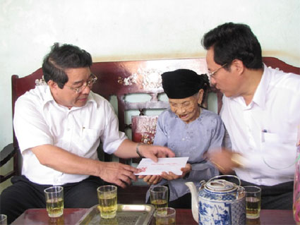 Chủ tịch UBND tỉnh thăm, chúc Tết gia đình chính sách, người nghèo TX. Đồng Xoài