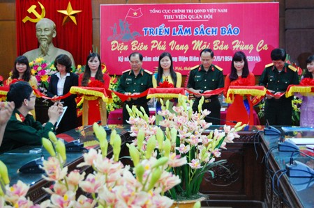 Triển l&atilde;m b&aacute;o Qu&acirc;n đội nh&acirc;n d&acirc;n xuất bản tại Điện Bi&ecirc;n Phủ-1954