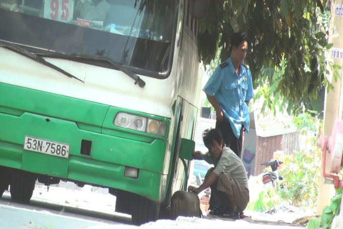 Rút dầu xe buýt bán cho đầu nậu