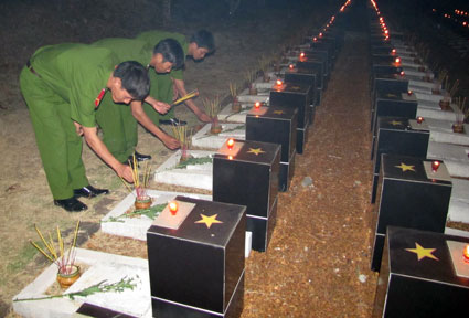 Thắp 3.700 ngọn nến tri &acirc;n c&aacute;c anh h&ugrave;ng liệt sĩ