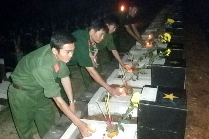 3.662 ngọn nến tri &acirc;n thắp tr&ecirc;n c&aacute;c phần mộ liệt sĩ