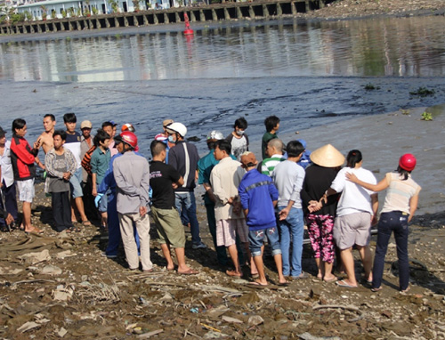 Thi thể người đàn ông dưới chân cầu Kênh Tẻ