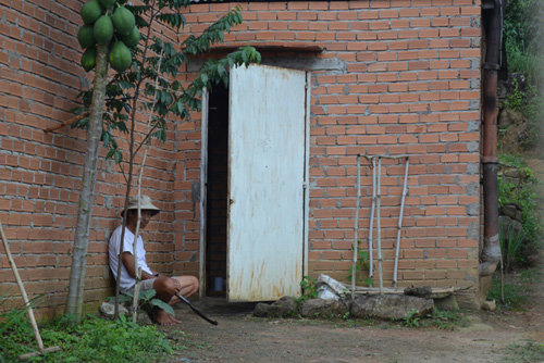 Tiếp cận ngôi nhà thiếu nữ 20 tuổi bị cha giam cầm gần 3 tháng