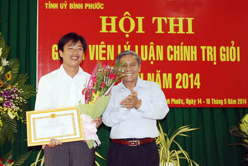 Th&iacute; sinh Nguyễn Thanh Điệp đoạt giải nhất hội thi Giảng vi&ecirc;n l&yacute; luận ch&iacute;nh trị giỏi