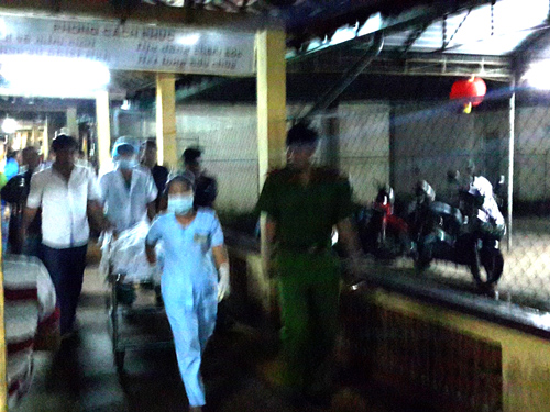 S&uacute;ng nổ trong trạm CSGT, một người chết, 2 người bị thương