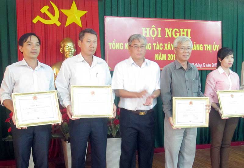 Thị ủy Đồng Xo&agrave;i kết nạp 117 đảng vi&ecirc;n