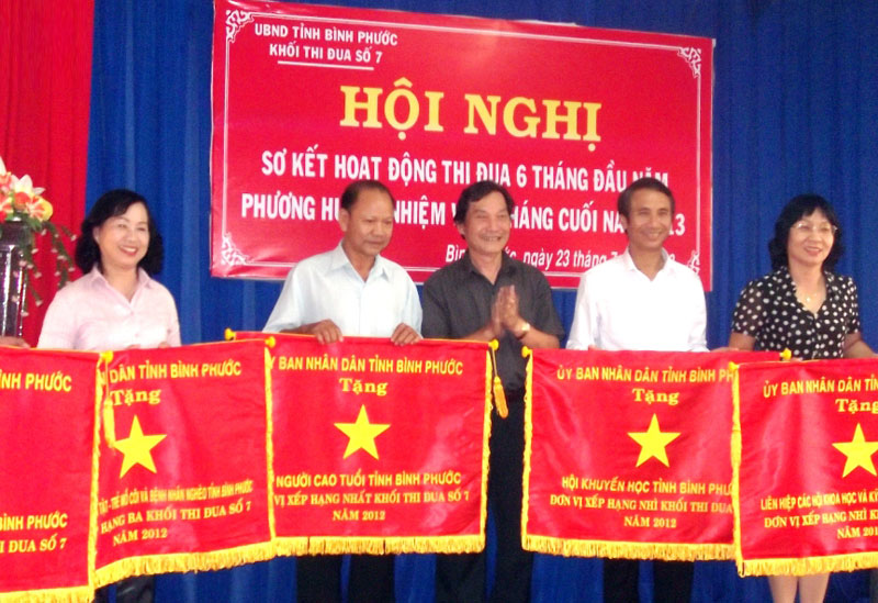 Khối thi đua số 7: Đẩy mạnh phong tr&agrave;o thi đua y&ecirc;u nước