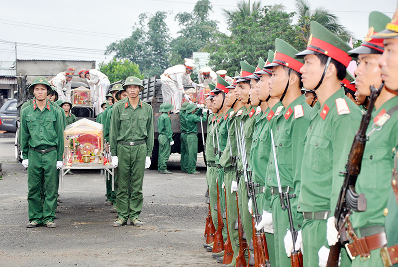 Đội K72 với h&agrave;nh tr&igrave;nh t&igrave;m h&agrave;i cốt liệt sĩ