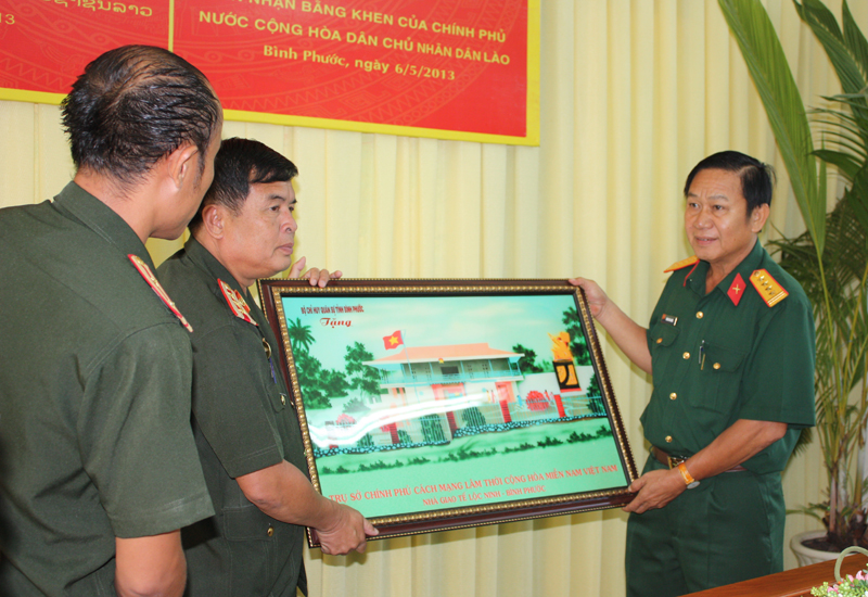 Bộ CHQS tỉnh nhận bằng khen của tỉnh Chămpasắk (L&agrave;o)