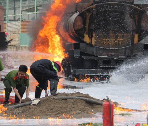 Xe bồn chở xăng phát nổ, bốc cháy dữ dội ngay trung tâm Hà Nội