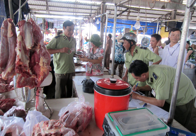 Báo động tình trạng buôn bán thịt heo thối tại chợ Đồng Xoài