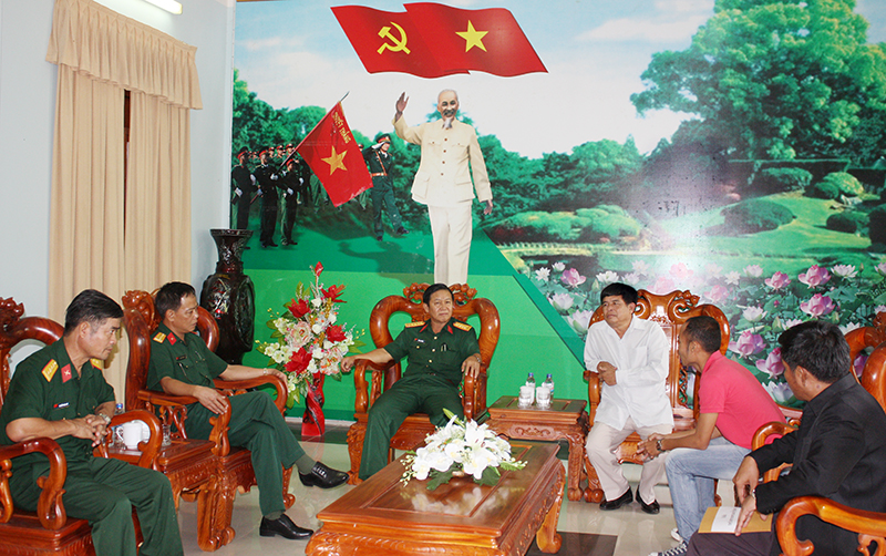 Đo&agrave;n qu&acirc;n sự tỉnh Chămpasắc thăm, l&agrave;m việc với Bộ CHQS tỉnh