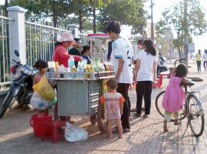 Vi phạm an to&agrave;n thực phẩm thức ăn đường phố sẽ bị phạt đến 3 triệu đồng