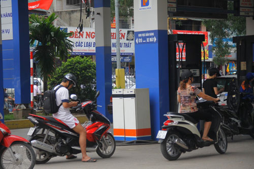 Vô tư xài điện thoại di động ở cây xăng