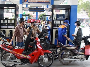 Giá xăng trong nước bất ngờ giảm 500 đồng mỗi lít