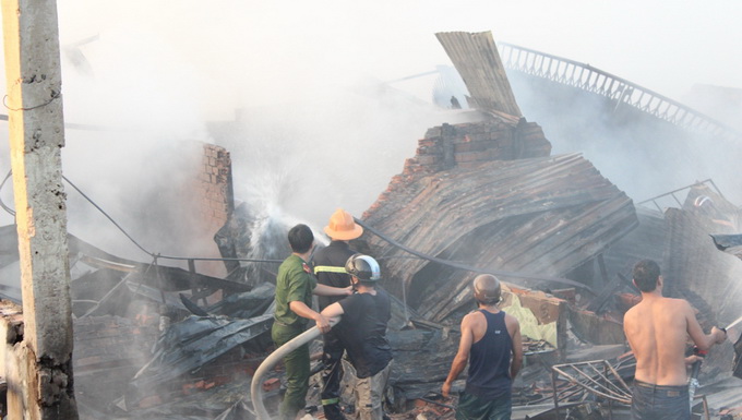 Cháy chợ Ngã Sáu, 36 kiôt bị thiêu rụi