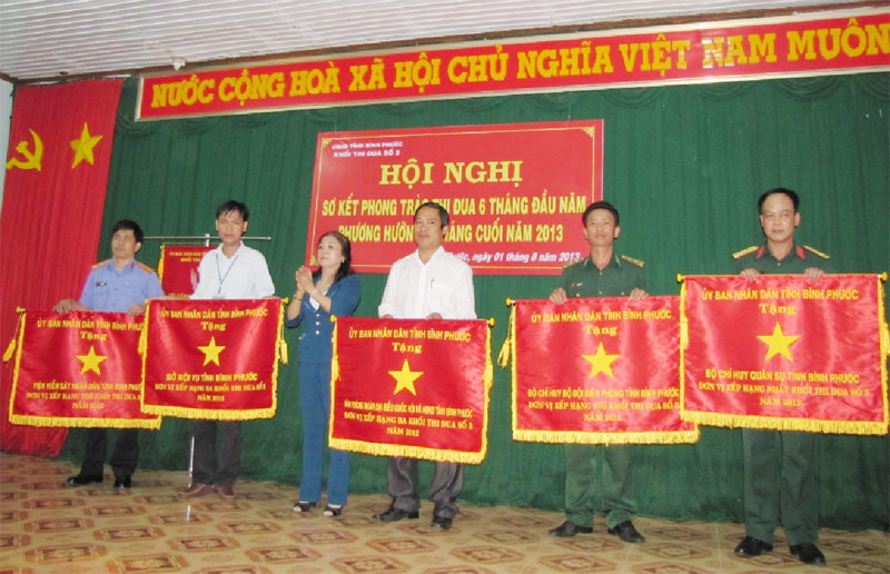 Khối thi đua số 3 được tặng 5 cờ thi đua v&agrave; 4 bằng khen