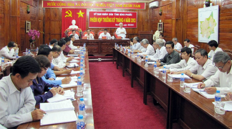 UBND tỉnh họp phi&ecirc;n thường kỳ th&aacute;ng 4-2013