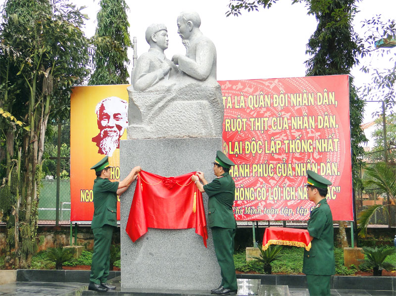 Kh&aacute;nh th&agrave;nh tượng đ&agrave;i B&aacute;c Hồ với chiến sĩ bi&ecirc;n ph&ograve;ng