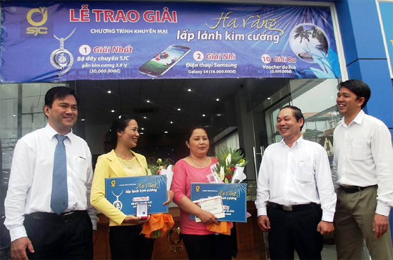 Hai khách hàng trúng thưởng chương trình “Hạ vàng lấp lánh yêu thương” của SJC