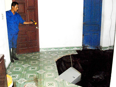 Đang ngủ, một phụ nữ bị 'hố tử thần nuốt chửng'