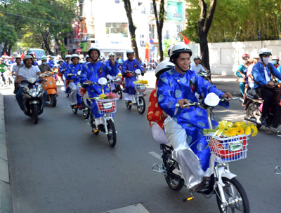 100 đôi uyên ương cưới tập thể diễu hành xe đạp điện