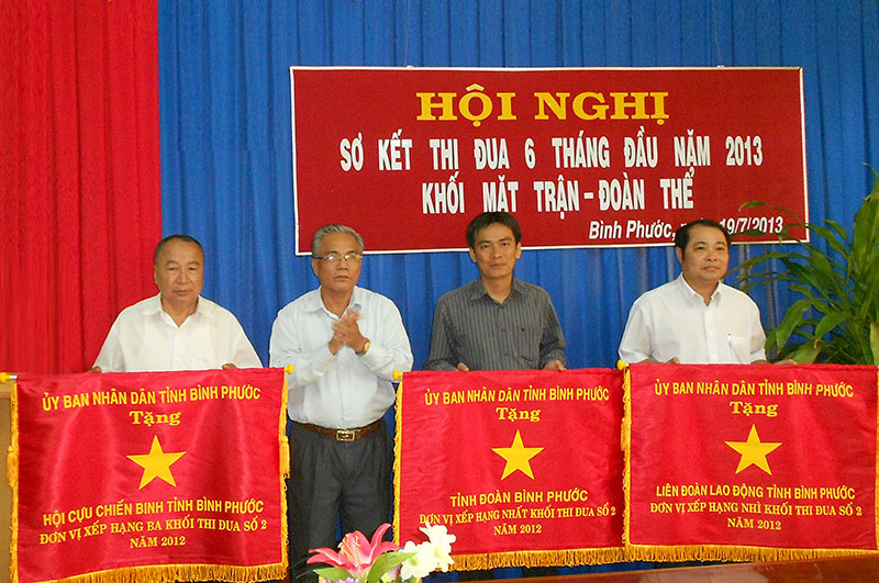 Phong tr&agrave;o thi đua y&ecirc;u nước phải hướng về cơ sở v&agrave; khu d&acirc;n cư