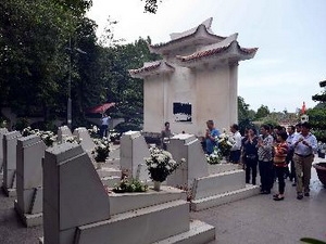 Phó Thủ tướng dâng hương ở di tích Ngã ba Đồng Lộc