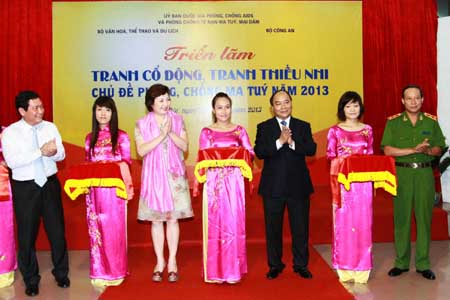 Tranh cổ động góp sức phòng chống ma túy