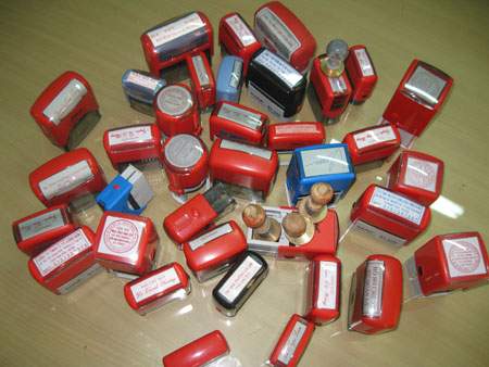  L&agrave;m v&agrave; sử dụng con dấu giả sẽ bị phạt đến 10 triệu đồng