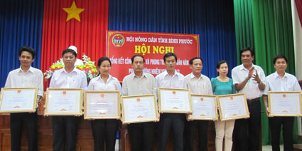 Năm 2012, to&agrave;n tỉnh c&oacute; 23.713 hộ n&ocirc;ng d&acirc;n sản xuất, kinh doanh giỏi