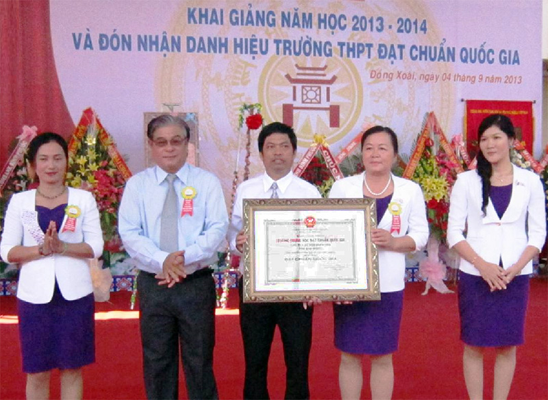 Trường THPT Đồng Xoài khai giảng và đón nhận danh hiệu chuẩn quốc gia