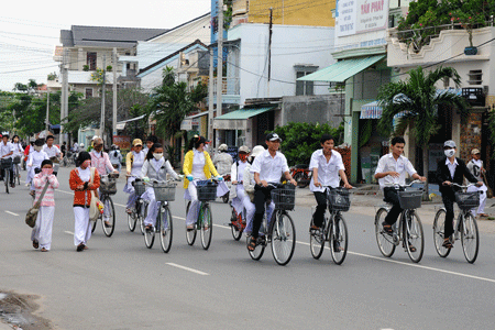 Ký cam kết với gia đình và học sinh về chấp hành an toàn giao thông