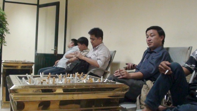 Xử phạt hút thuốc lá nơi công cộng: Trận địa trắng!