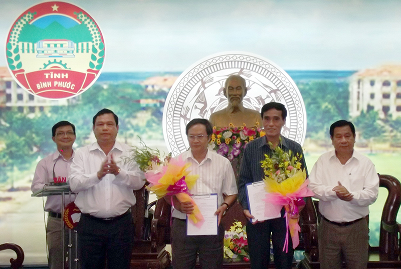 Trao quyết định nghỉ hưu v&agrave; bổ nhiệm c&aacute;n bộ do Ban thường vụ quản l&yacute;