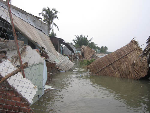 Sạt lở đất làm sập đổ 7 căn nhà