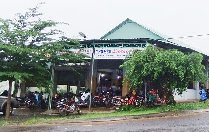 Chủ qu&aacute;n thịt m&egrave;o đ&acirc;m trọng thương thực kh&aacute;ch