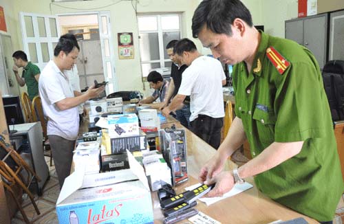 Bắt giữ l&ocirc; h&agrave;ng b&uacute;t &ldquo;ph&ugrave; thủy&rdquo;